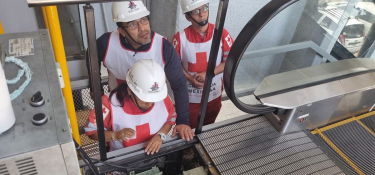 Paramédicos de Cruz Roja aprenden sobre rescate de personas atrapadas en elevadores