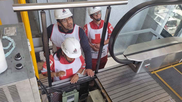 Paramédicos de Cruz Roja aprenden sobre rescate de personas atrapadas en elevadores