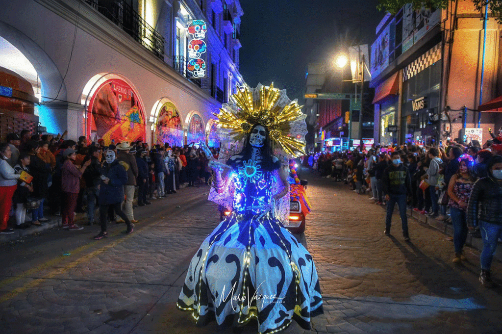 Espectacular desfile de Catrinas y Catrines en Toluca » ¡OIGA!